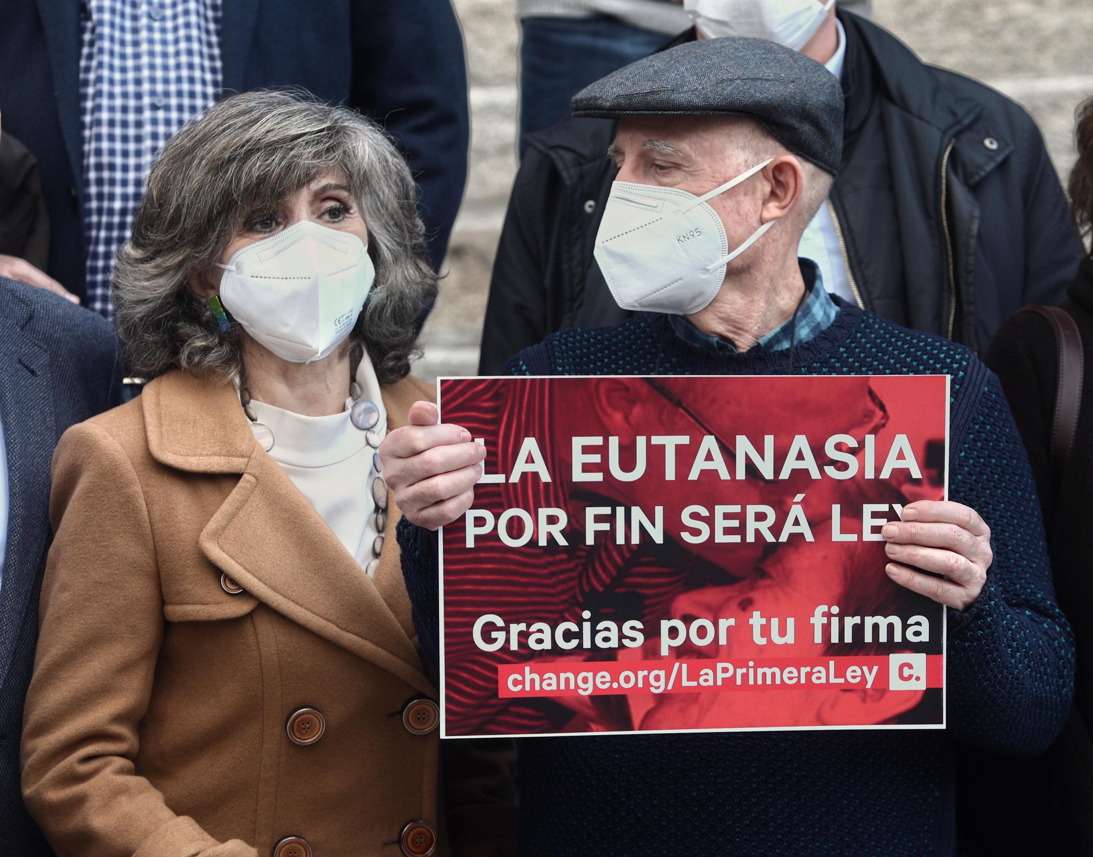 María Luisa Carcedo celebra junto a Ángel Hernández la aprobación de la ley de eutanasia. EP