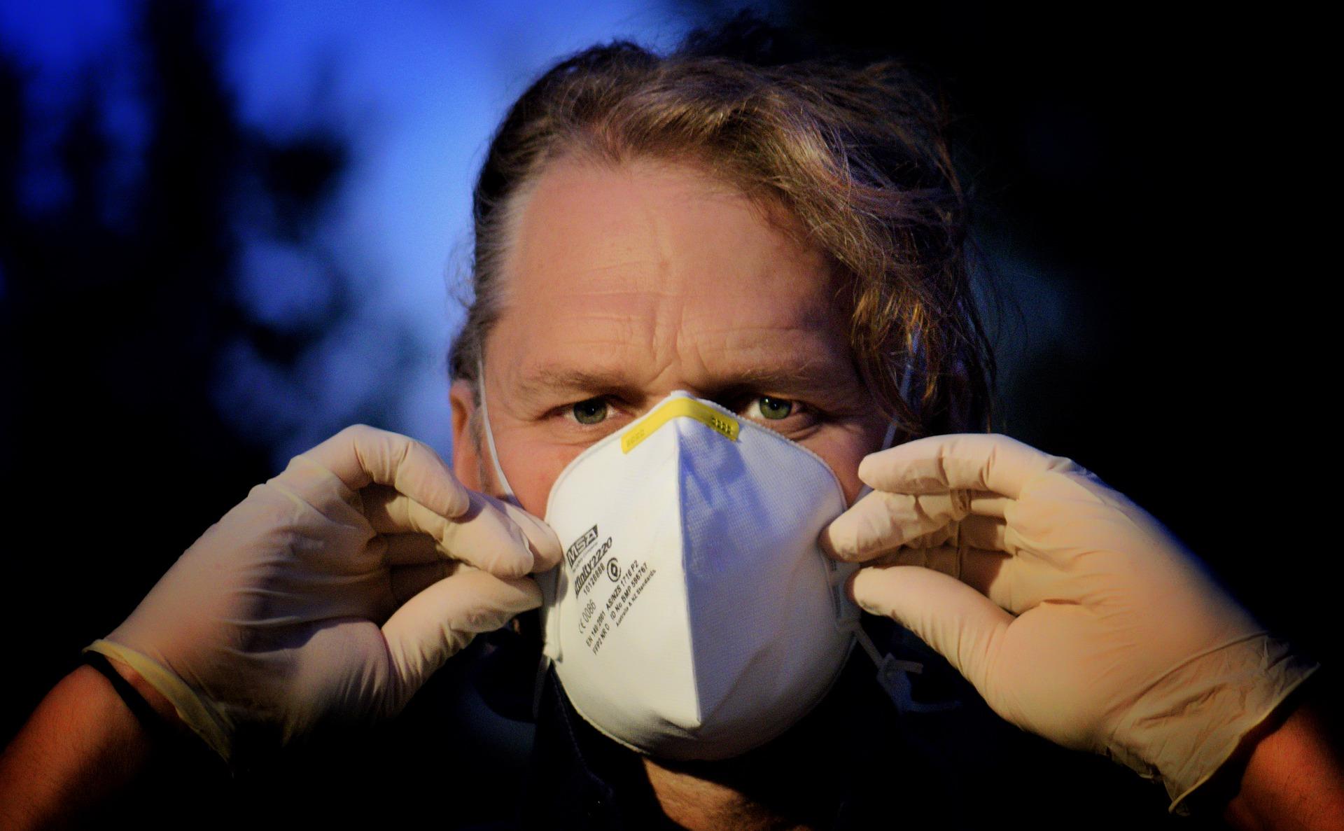 Imagen de un hombre con una mascarilla FFP2