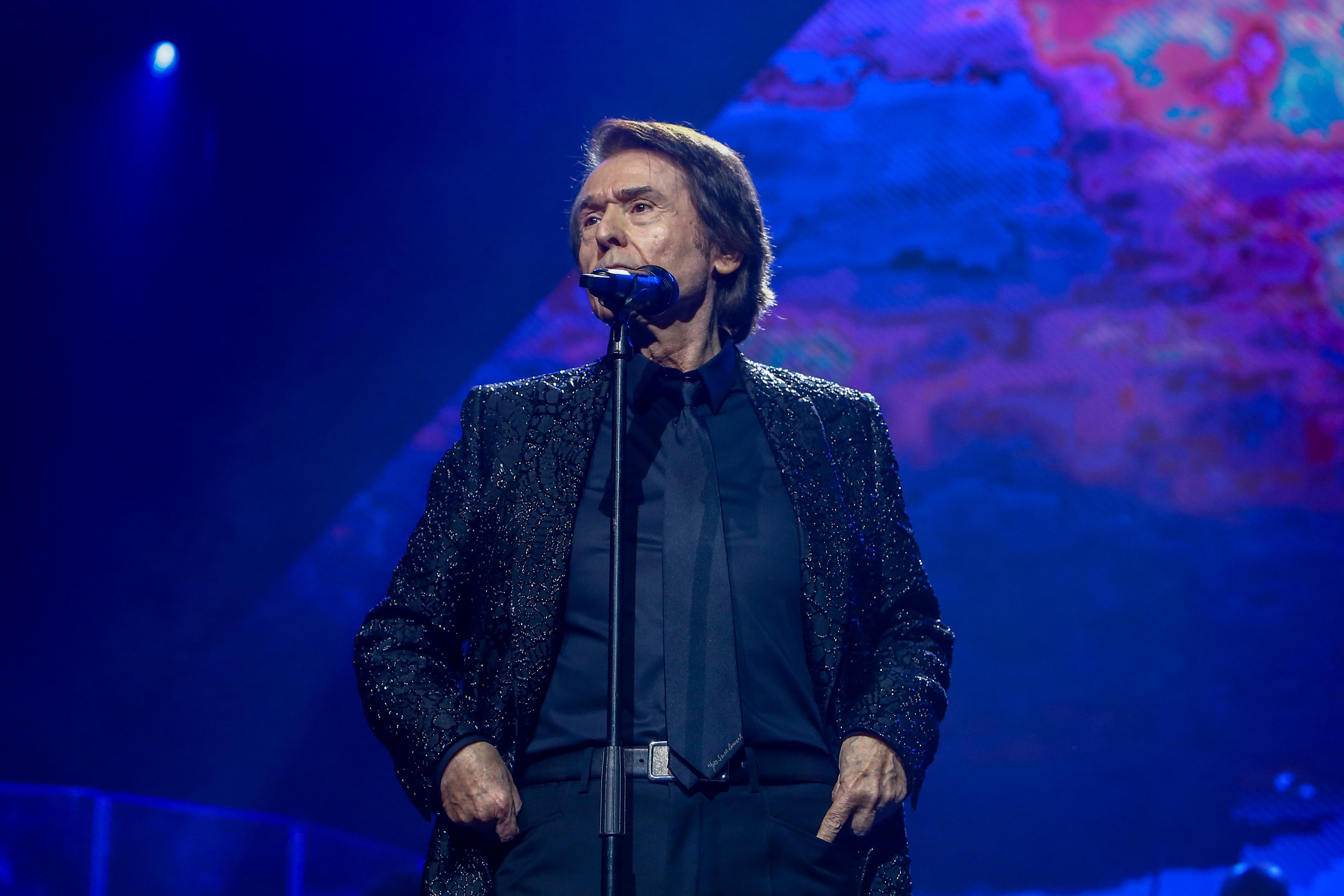 El cantante Raphael durante su concierto en el Wizink Center en Madrid (España), a 19 de diciembre de 2020.