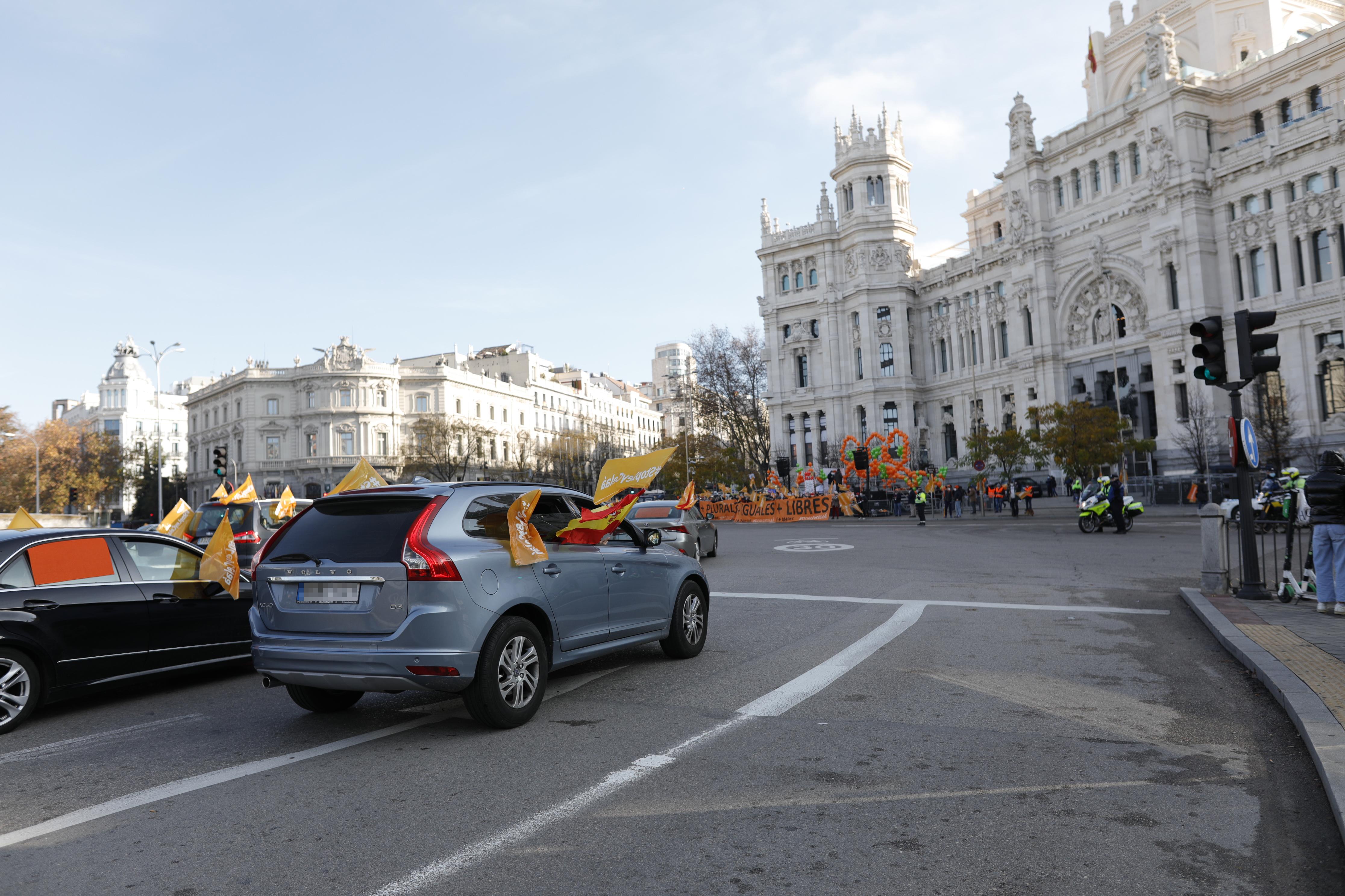 Varios coches circulan por la Plaza de Cibeles durante una manifestación contra la reforma educativa conocida como Ley Celaá, en Madrid (España), a 20 de diciembre de 2020