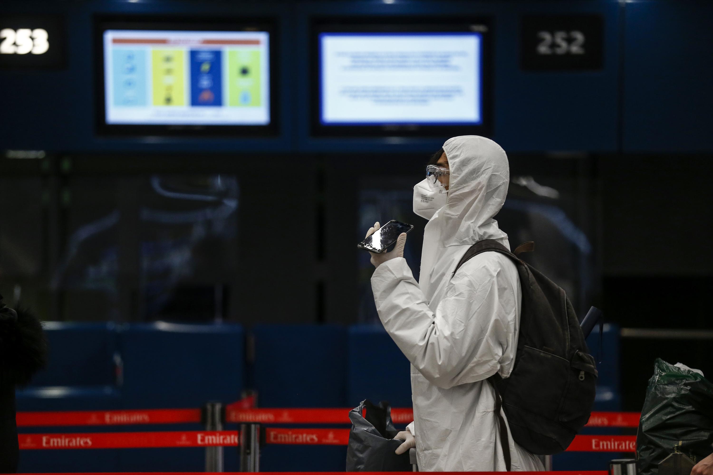 Una persona paseando por un aeropuerto de Italia. Fuente: Europa Press.