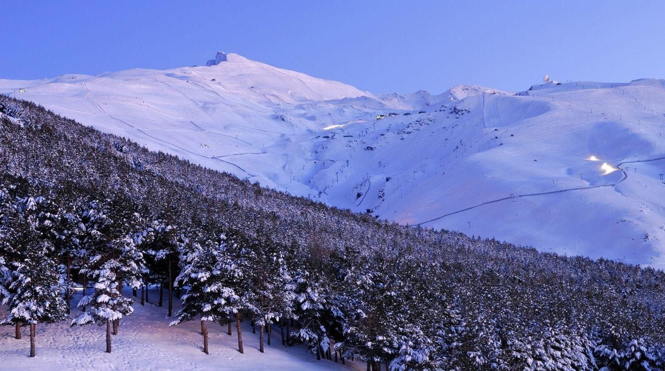 Sierra Nevada, que acaba de abrir sus pistas esta temporada con todas las medidas de seguridad anti Covid, es una de las estaciones más modernas y mejor equipadas de Europa