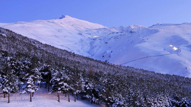 Sierra Nevada, que acaba de abrir sus pistas esta temporada con todas las medidas de seguridad anti Covid, es una de las estaciones más modernas y mejor equipadas de Europa Sierra Nevada, que acaba de abrir sus pistas esta temporada con todas las medidas de seguridad anti Covid, es una de las estaciones más modernas y mejor equipadas de Europa