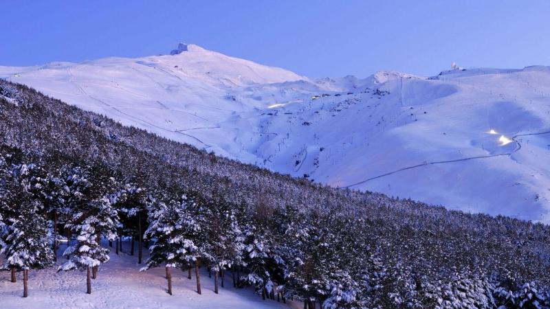 Sierra Nevada, que acaba de abrir sus pistas esta temporada con todas las medidas de seguridad anti Covid, es una de las estaciones más modernas y mejor equipadas de Europa