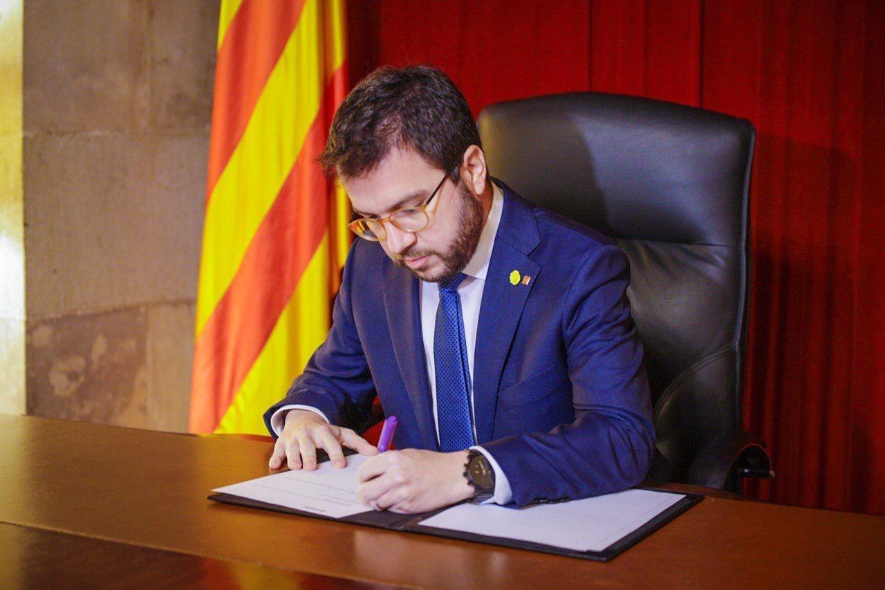 El vicepresidente de la Generalitat, Pere Aragonès, firma el decreto de convocatoria de elecciones para el 14 de febrero.