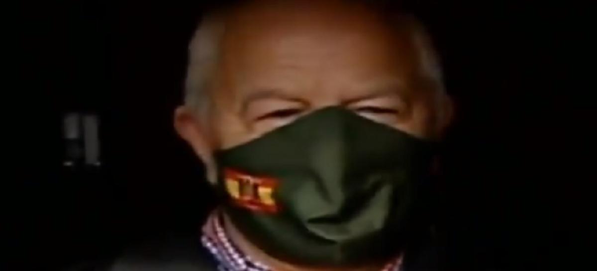 Un entrevistado en Antena 3 con una mascarilla con la bandera franquista