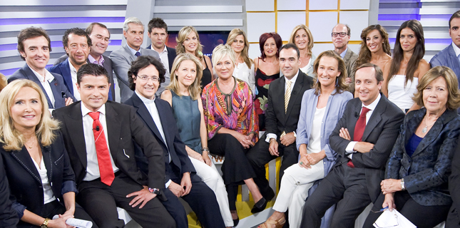 Foto oficial de los presentadores de 13TV Foto oficial de los presentadores de 13TV
