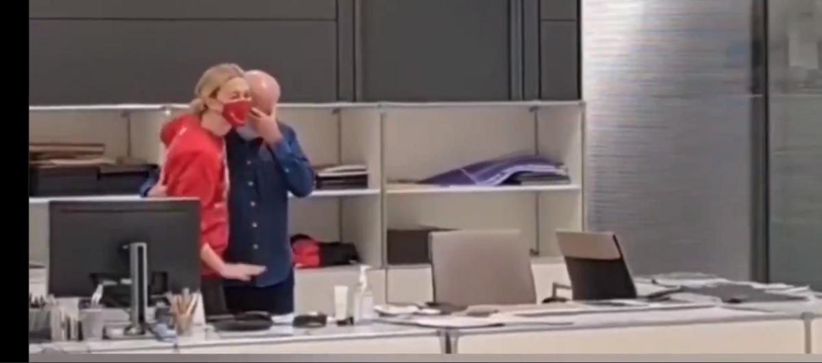 Captura del vídeo de Amancio Ortega mientras recibe ovación de la plantilla de Inditex