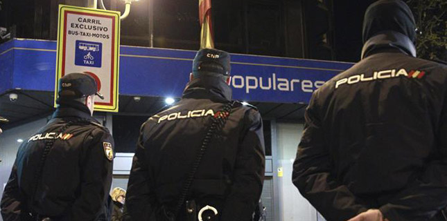 Imagen de unos agentes de policía durante un registro en la sede del PP nacional en Génova 13