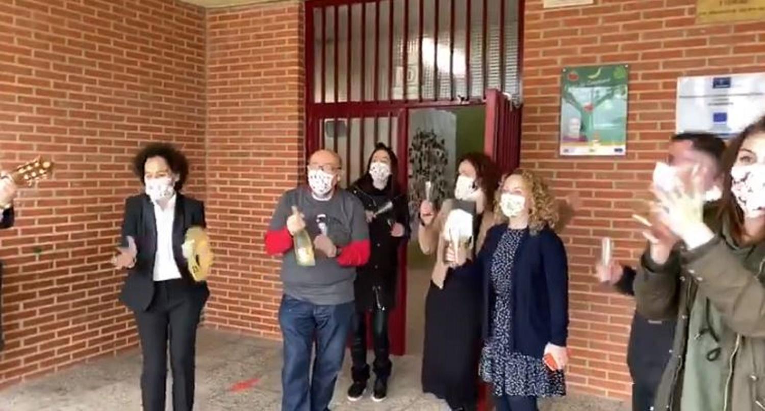 Profes y padres de un cole de Toledo celebran que les ha tocado un cuarto premio. Twitter