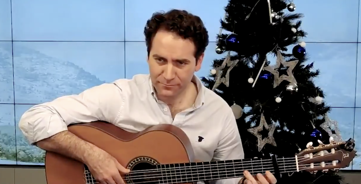 García Egea felicita la Navidad tocando la Guitarra
