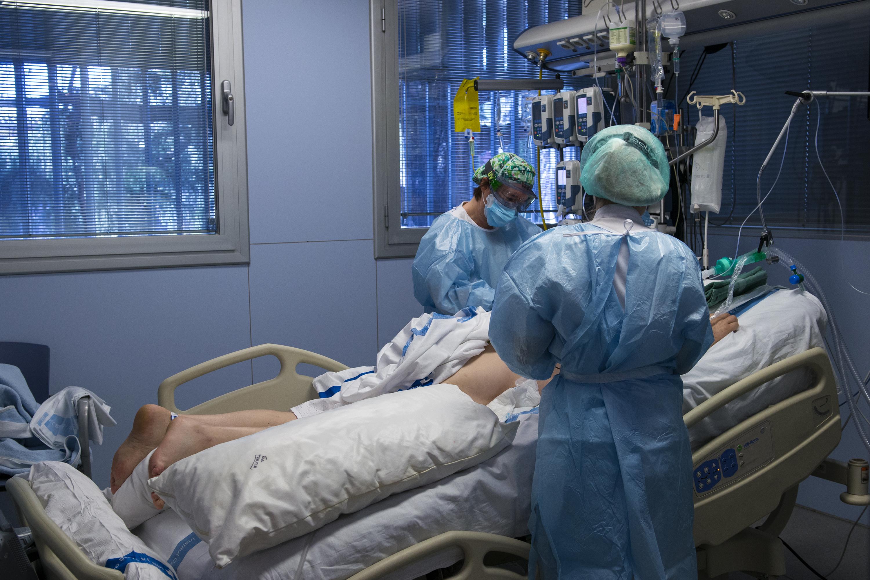 Personal sanitario atendiendo a un paciente ingresado en la Unidad de Cuidados Intensivos (UCI) para enfermos de coronavirus del Hospital Universitario Dr. Josep Trueta de Girona, Catalunya.