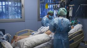 Personal sanitario atendiendo a un paciente ingresado en la Unidad de Cuidados Intensivos (UCI) para enfermos de coronavirus del Hospital Universitario Dr. Josep Trueta de Girona, Catalunya.