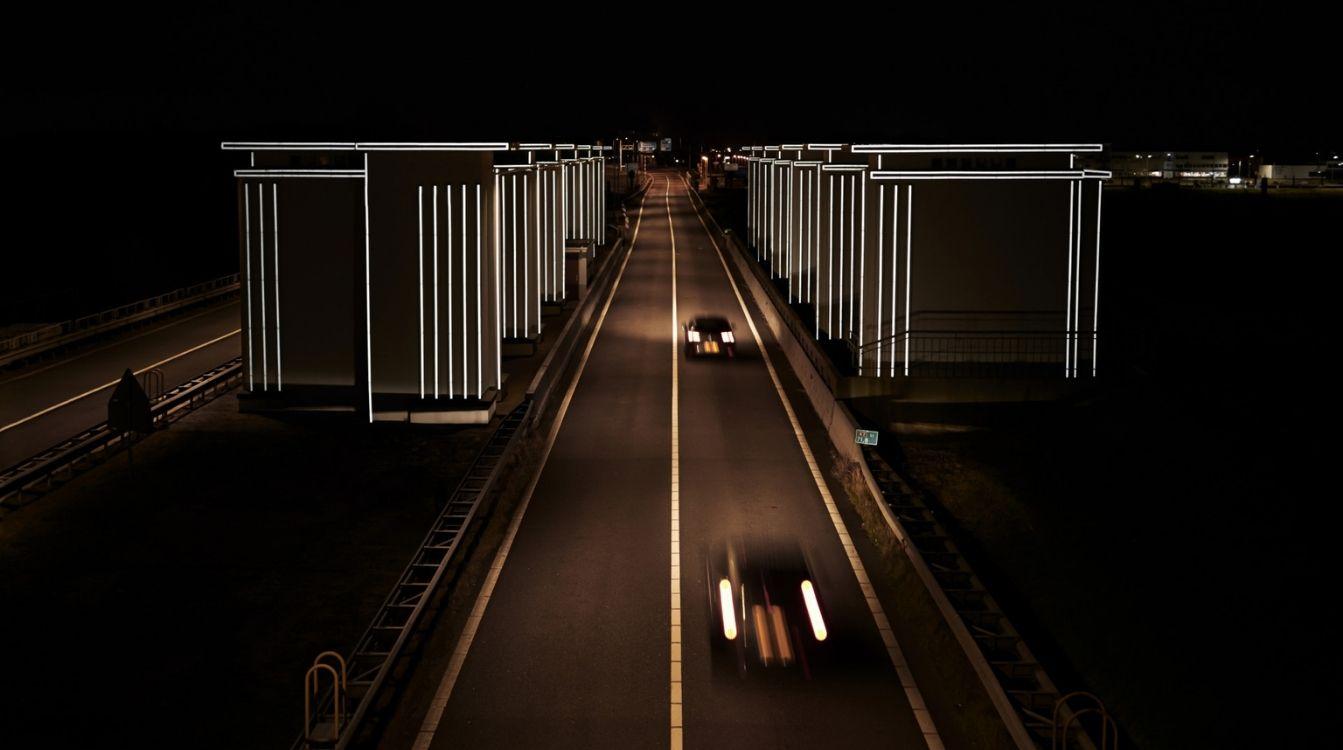Las compuertas del gigantesco dique Afsluitdijk, en Holanda, se iluminan con las luces de los vehículos que circulan por esta imponente infraestructura 