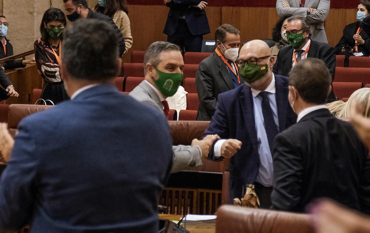 Alejandro Hernández, portavoz de Vox, da la enhorabuena al consejero de Hacienda, Juan Bravo.