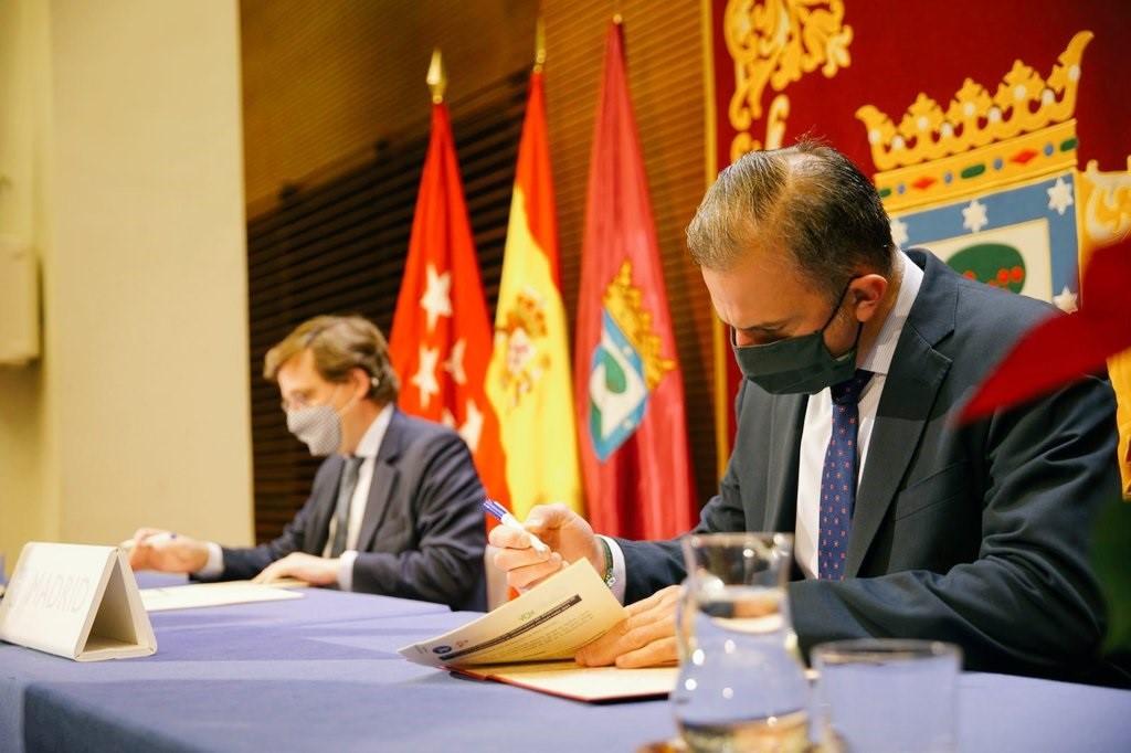 José Luis Martínez Almeida y Ortega Smith firman el acuerdo de presupuestos. EP