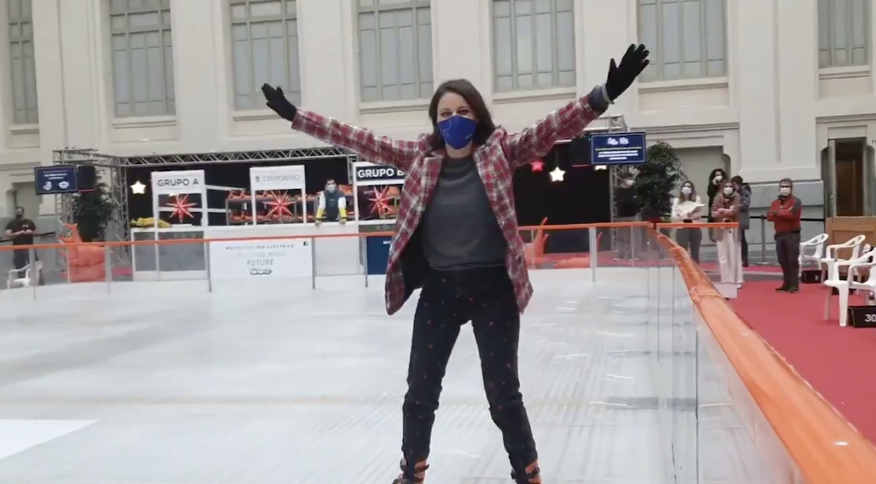 Andrea Levy se cae mientras patina