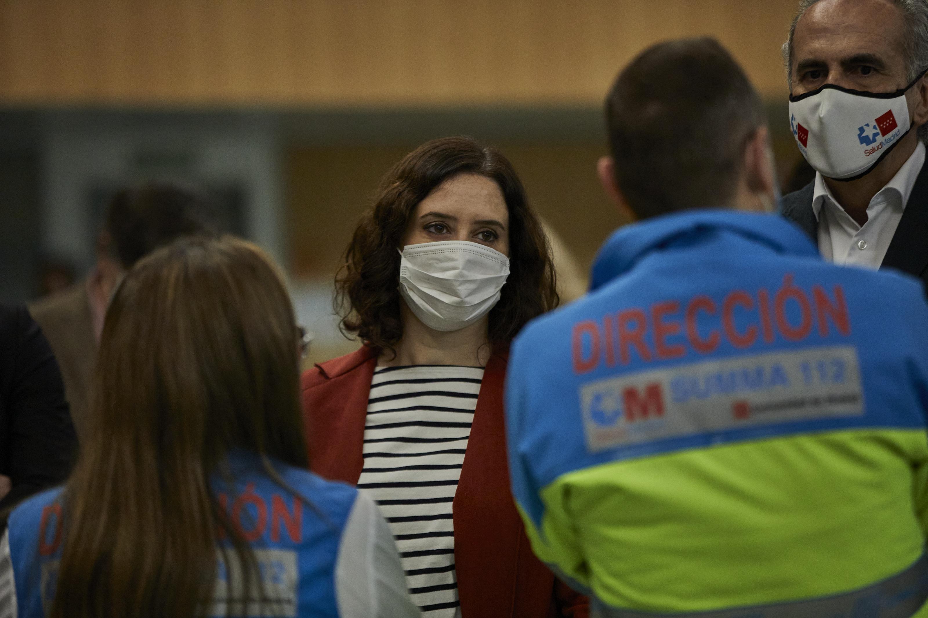 La presidenta de la Comunidad de Madrid, Isabel Díaz Ayuso, durante su visita a la Agencia de Seguridad y Emergencias de Madrid 112