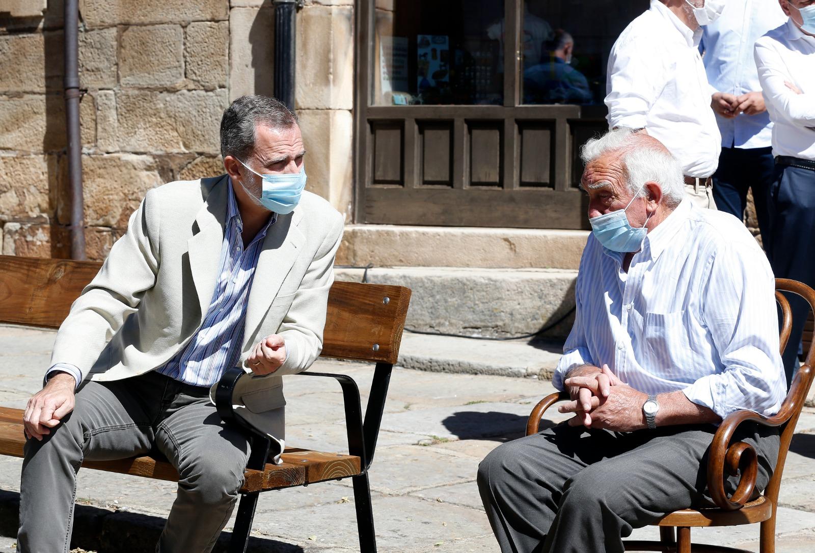 Felipe VI conversa con un hombre en una de las fotos cedidas por Casa Real