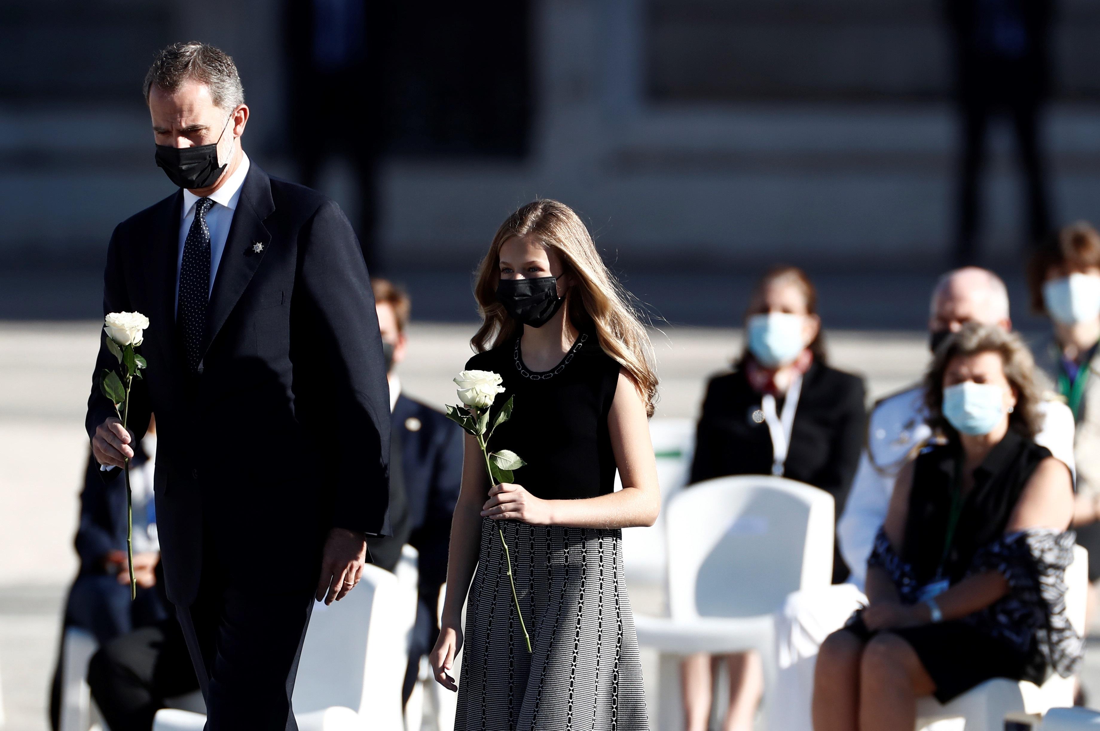 El Rey Felipe VI y la Princesa Leonor realizan una ofrenda floral en el pebetero central en el Patio de la Armería del Palacio Real