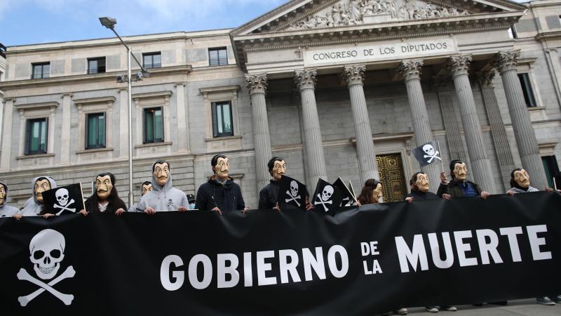 Manifestantes con máscaras de Dalí se manifiestan a las puertas del Congreso. EP