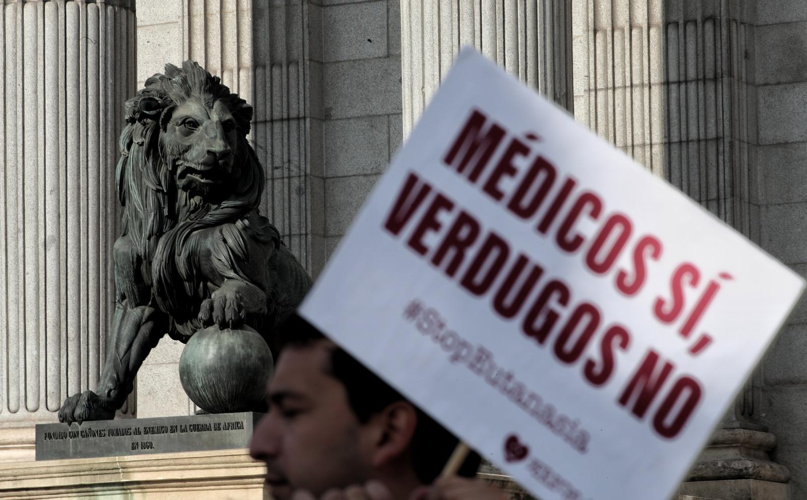 Protestas frente al Congreso por la ley de Eutanasia. EP