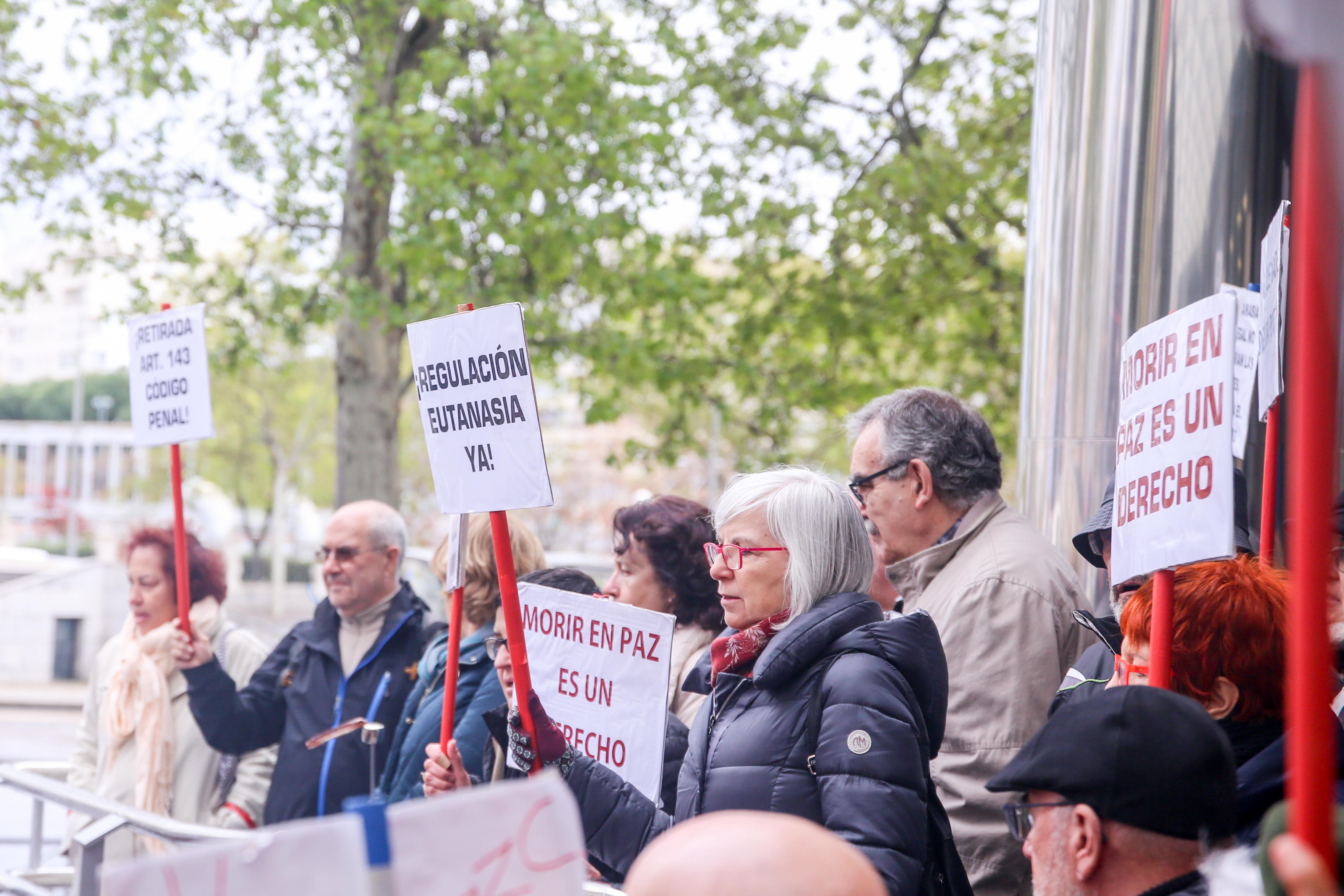 Defensores de la eutanasia participan con pancartas reivindicativas en una manifestación frente a los Juzgados de Plaza de Castilla organizada por la Asociación Derecho a Morir Dignamente en apoyo a Ángel Hernández. EP