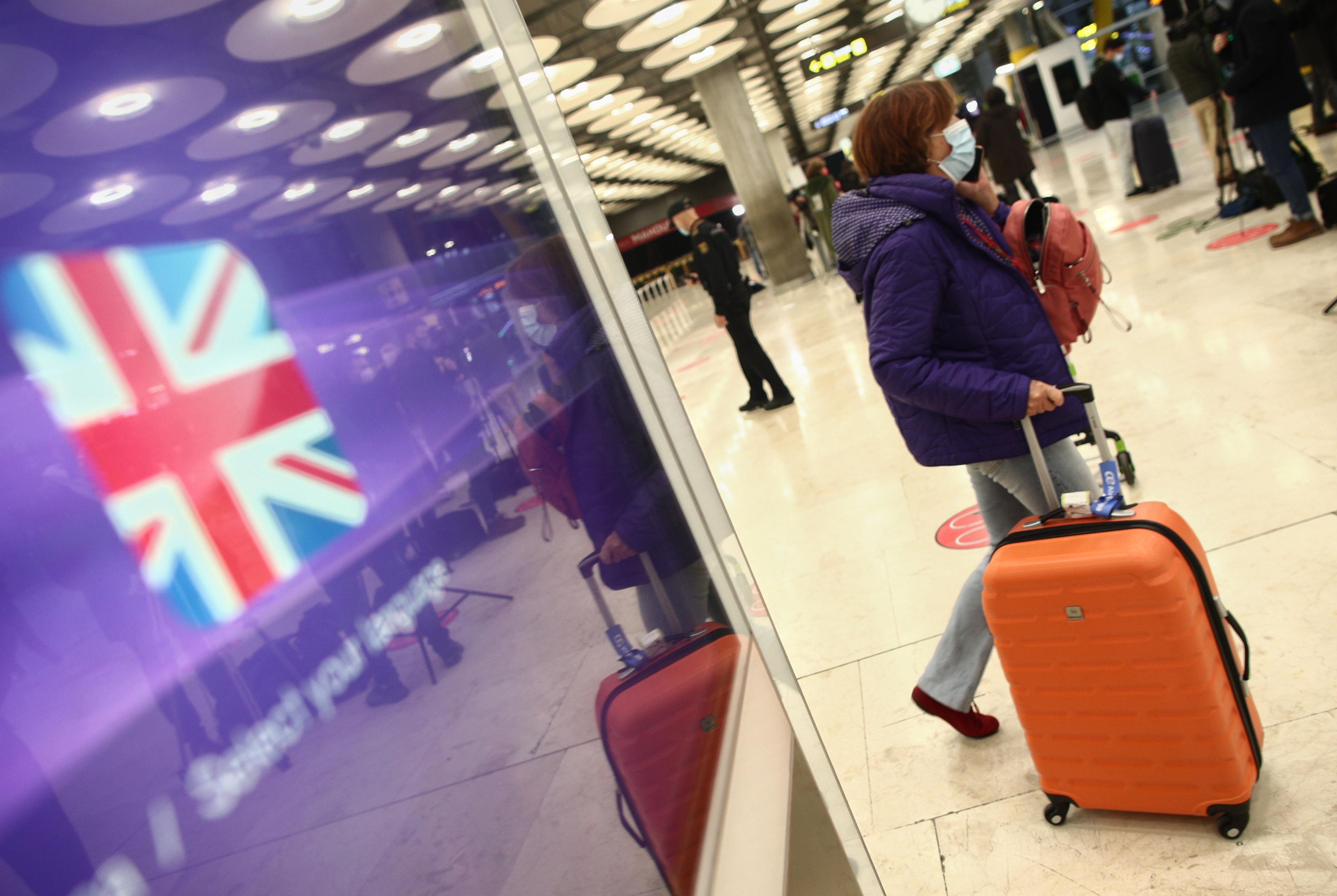 Ayuso oculta que los contagiados con la cepa británica que llegaron a Madrid presentaron en Barajas una PCR negativa. EP