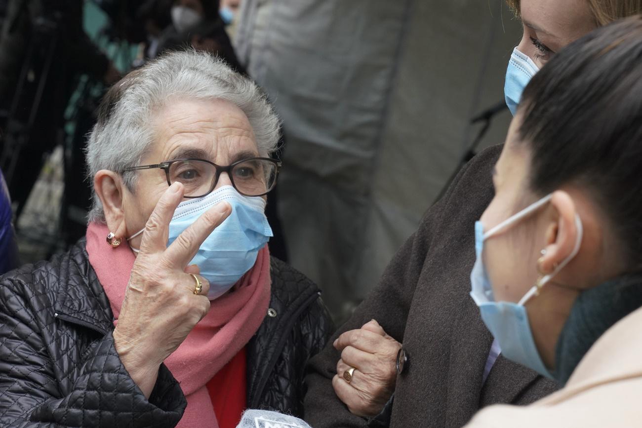 Imagen de Nieves Cabo, la primera persona que ha recibido la vacuna en Galicia (Foto: Álvaro Ballesteros/Europa Press).