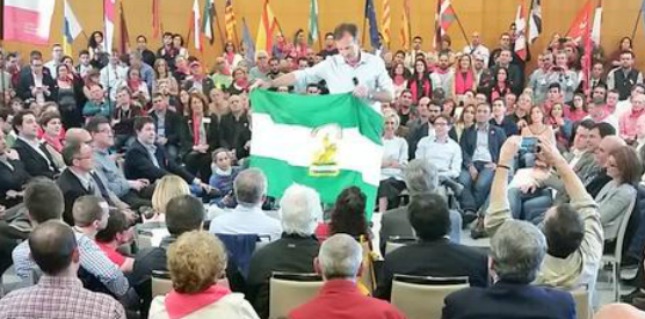 El candidato de UPyD pide "una oportunidad" toreando con la bandera de Andalucía