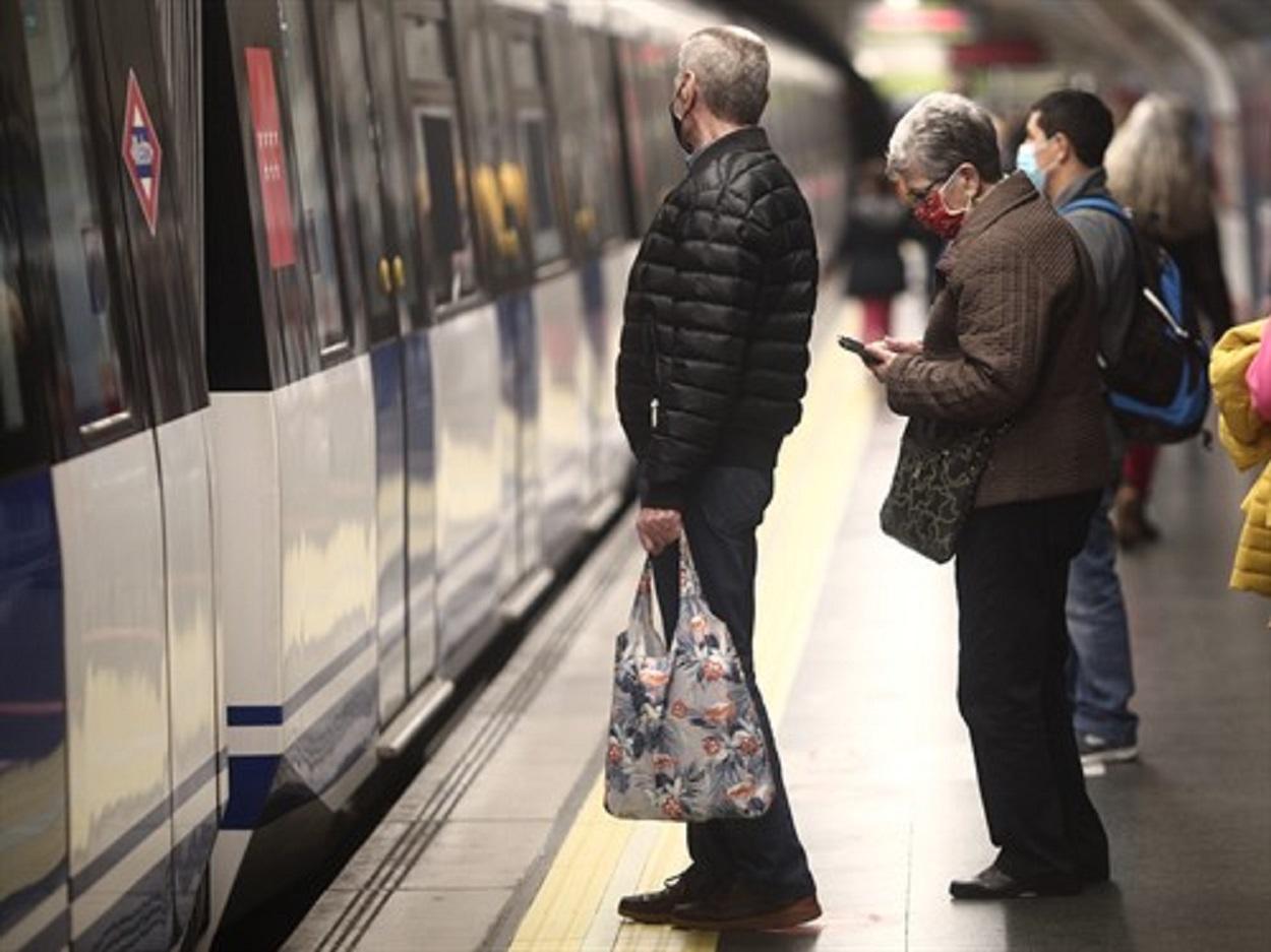 Pasajeros en el metro de Madrid