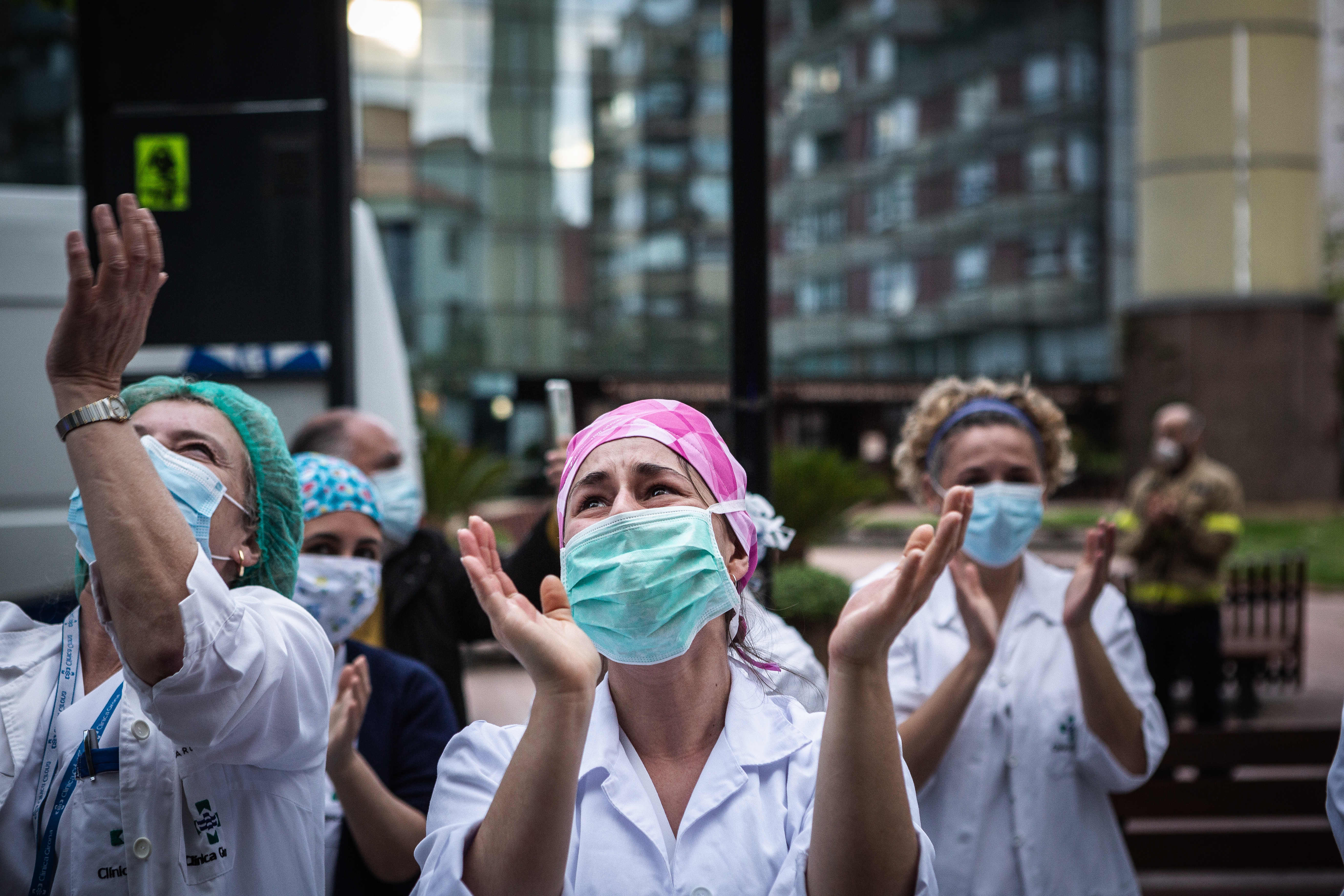 Imagen de archivo de varias trabajadoras sanitarias emocionadas después de los aplausos. Fuente: Europa Press.