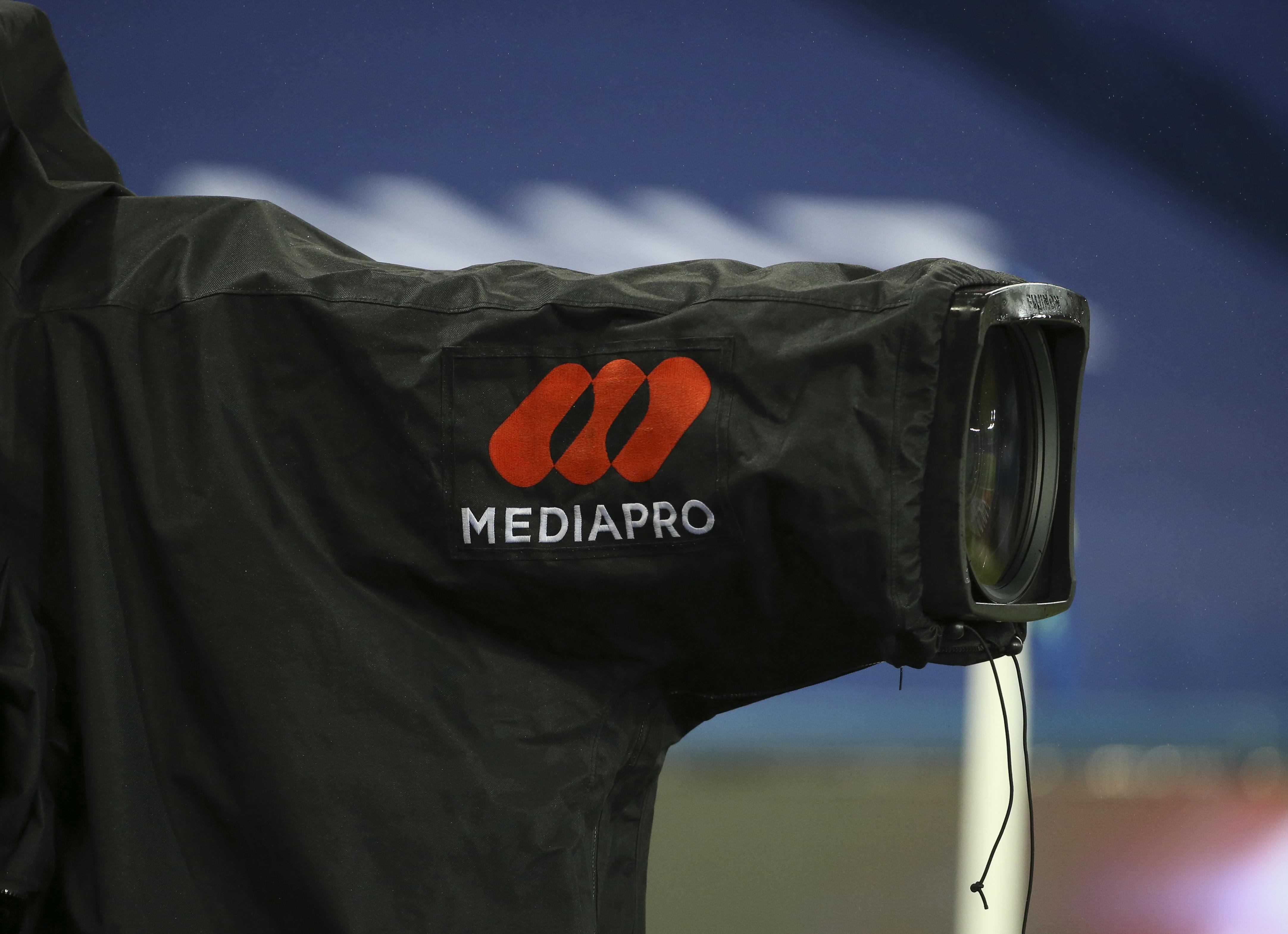 Logo de Mediapro sobre una cámara de televisión en un partido de fútbol. AFP7 / Europa Press