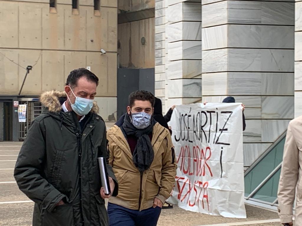 José Antonio Ortiz Cambray (izquierda) en su llegada a los juzgados de Lleida