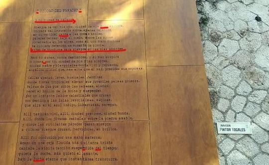 La placa de la Ciudad de la Cultura de Málaga que rinde homenaje, entre erratas, a Vicente Aleixandre. 