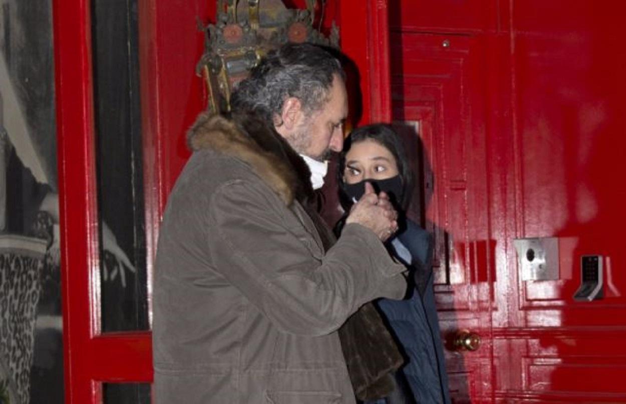 Victoria Federica y Jaime de Marichalar intentan esquivar a la prensa a la salida de un restaurante. Europa Press