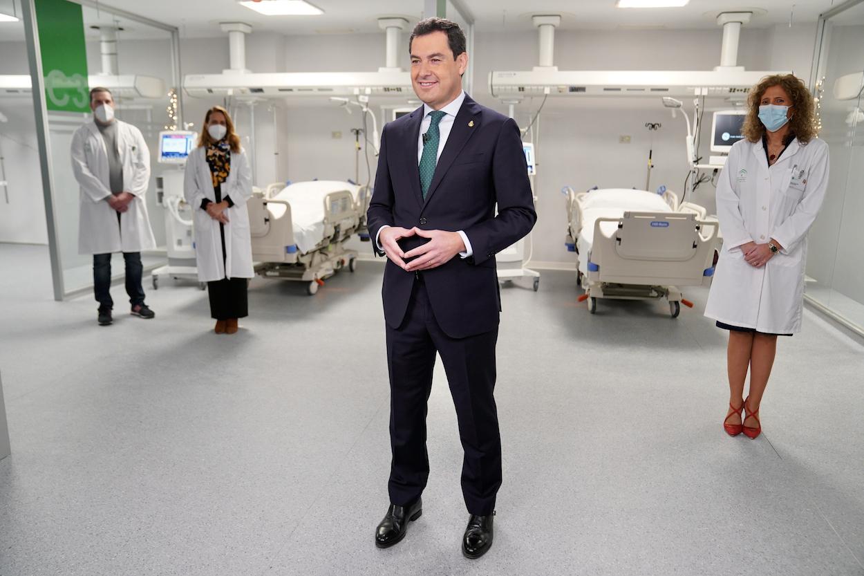 El presidente Juan Manuel Moreno, en su discurso de Fin de Año desde el Hospital Militar de Sevilla. JESÚS MORÓN/EP