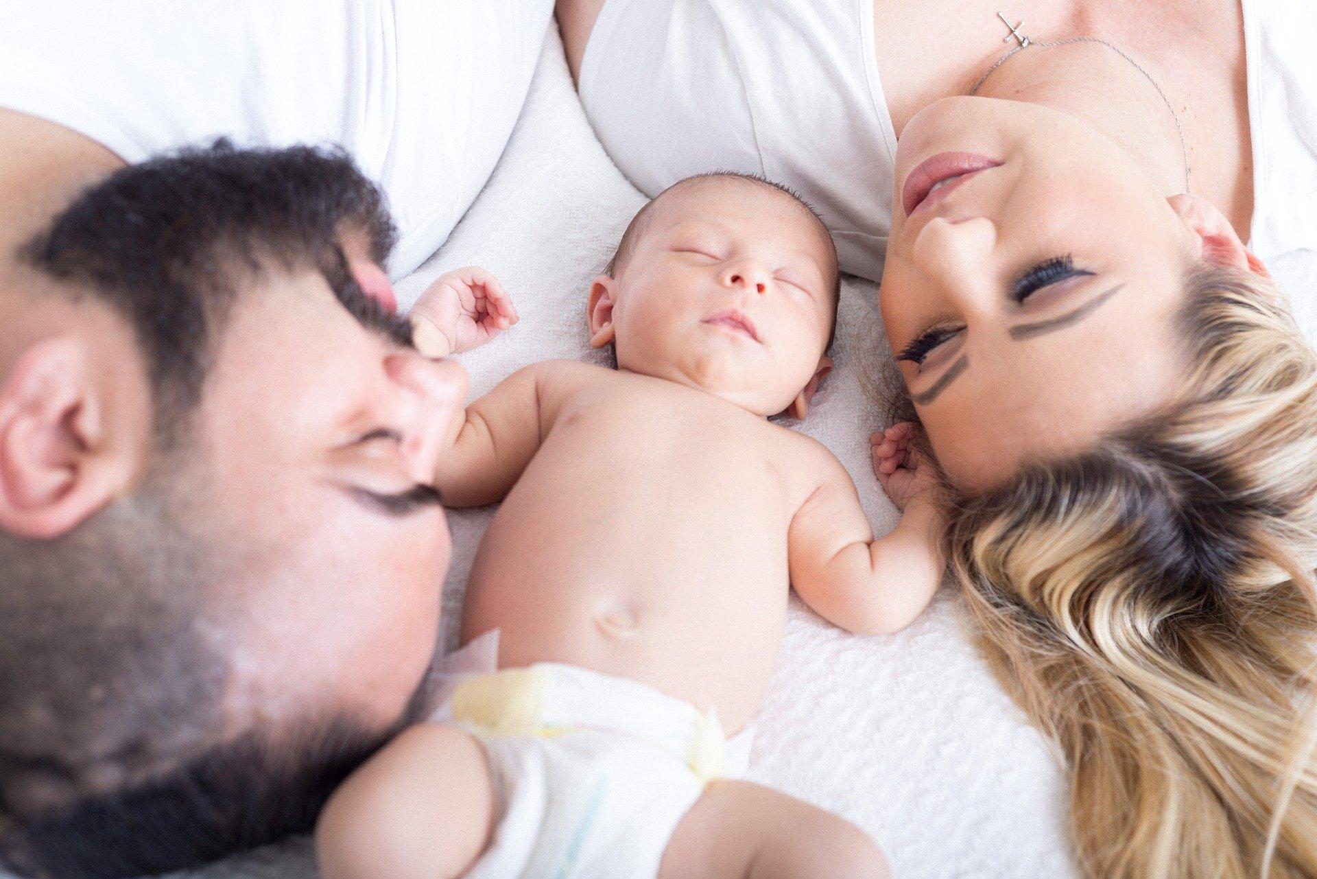 Imagen de recurso de una un padre y una madre con su hijo recién nacido. Fuente: Pixabay.