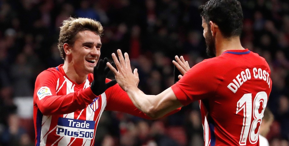 El delantero francés del Atlético de Madrid Antoine Griezmann (i) celebra con Diego Costa un gol durante un partido de la presente temporada. 