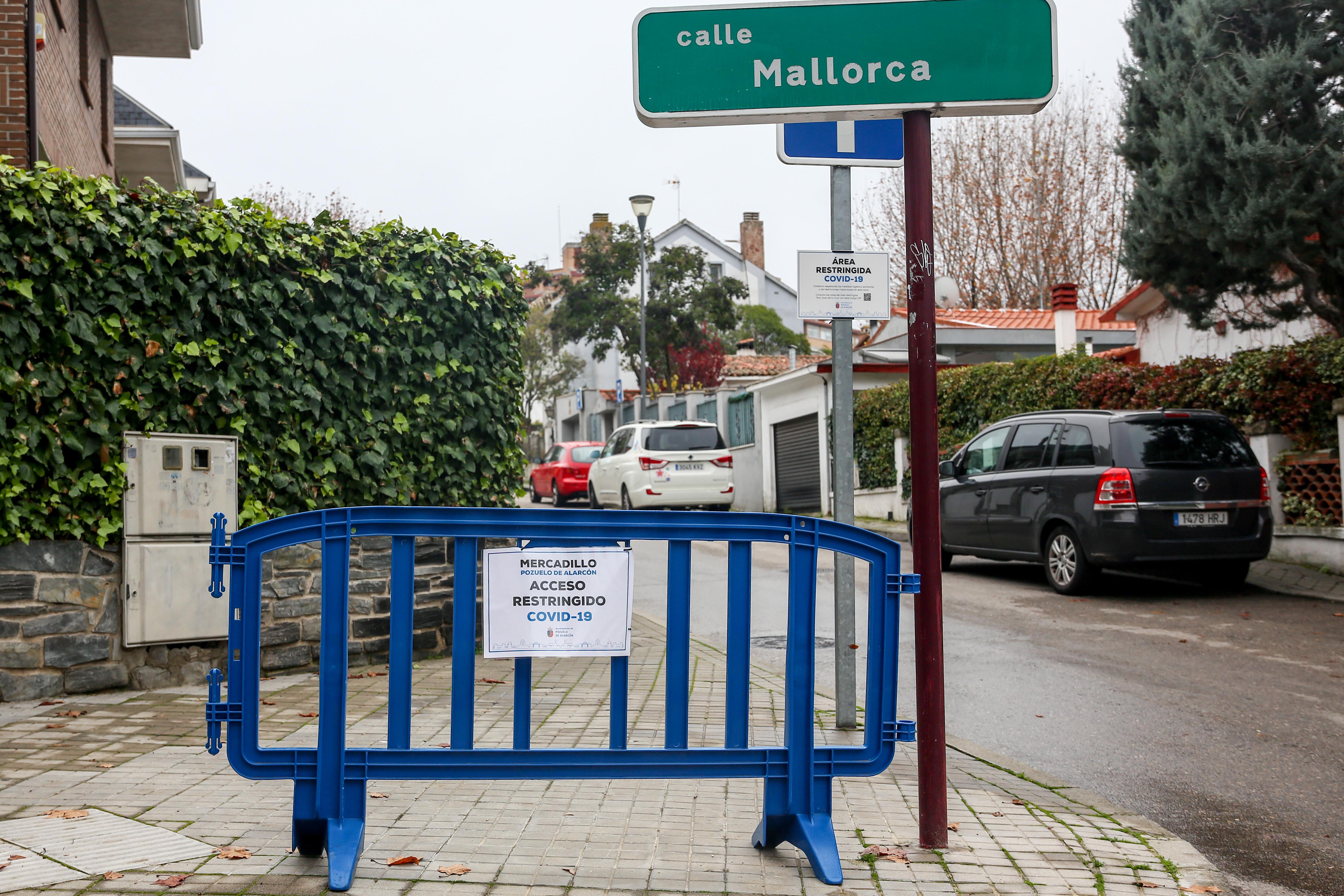 Un cartel indica un acceso restringido en la Zona Básica de Salud (ZBS) de San Juan de la Cruz, en Pozuelo de Alarcón. Fuente: Europa Press.