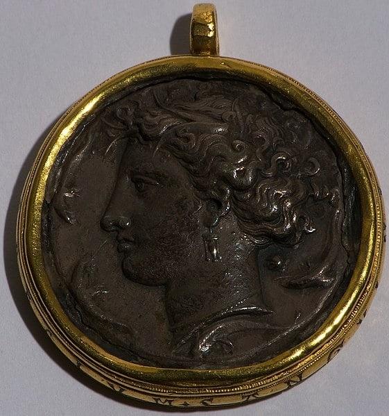 Pendiente realizado con una de las supuestas monedas de Judas (un dekadracma de Siracusa)