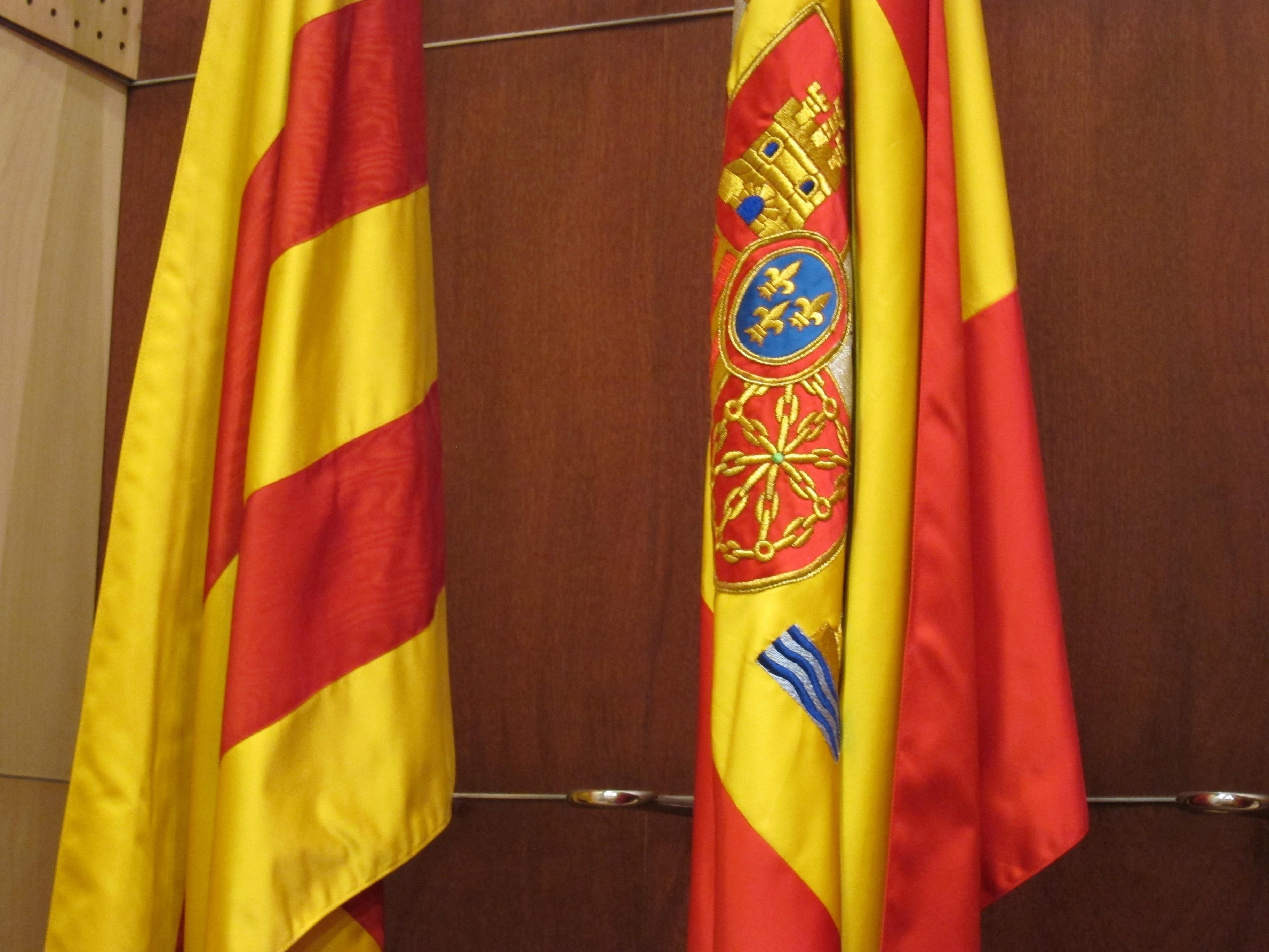 Bandera de Cataluña y de España. Fuente: Europa Press.