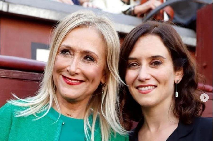 Cifuentes con una alumna de MAR