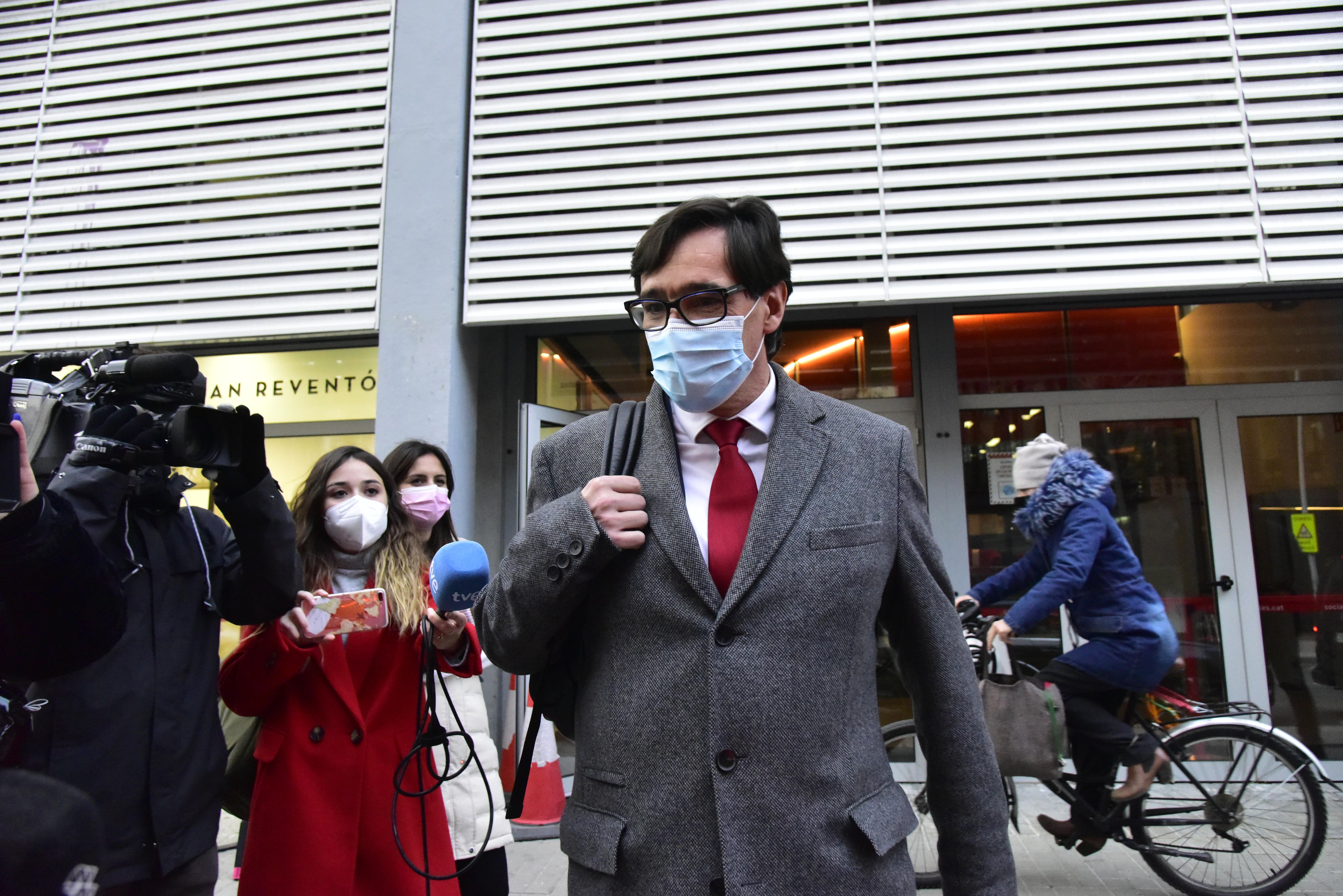 Salvador Illa saliendo de la sede del PSC en Cataluña. Fuente: Europa Press.