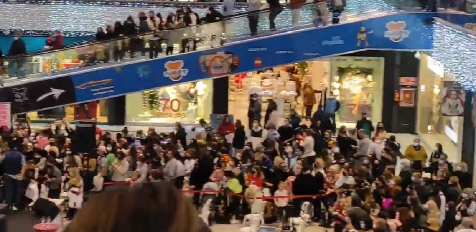 Aglomeraciones en un centro comercial en Marbella por ver a Kiko Rivera y Omar Montes como Reyes Magos. Fuente: redes sociales.