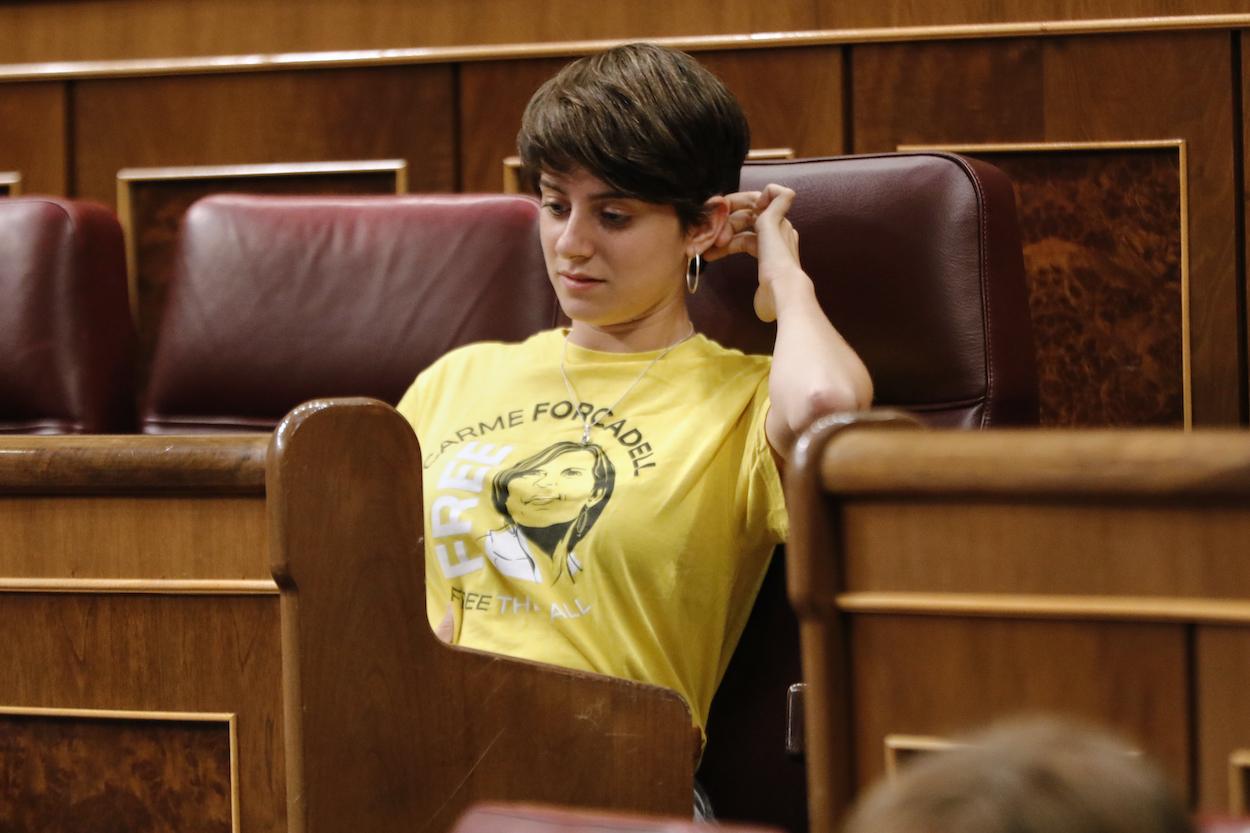 La diputada de ERC Marta Rosique con una camiseta amarilla con el nombre y la cara de Carme Forcadell durante una sesión plenaria en el Congreso de los Diputados, en Madrid (España)