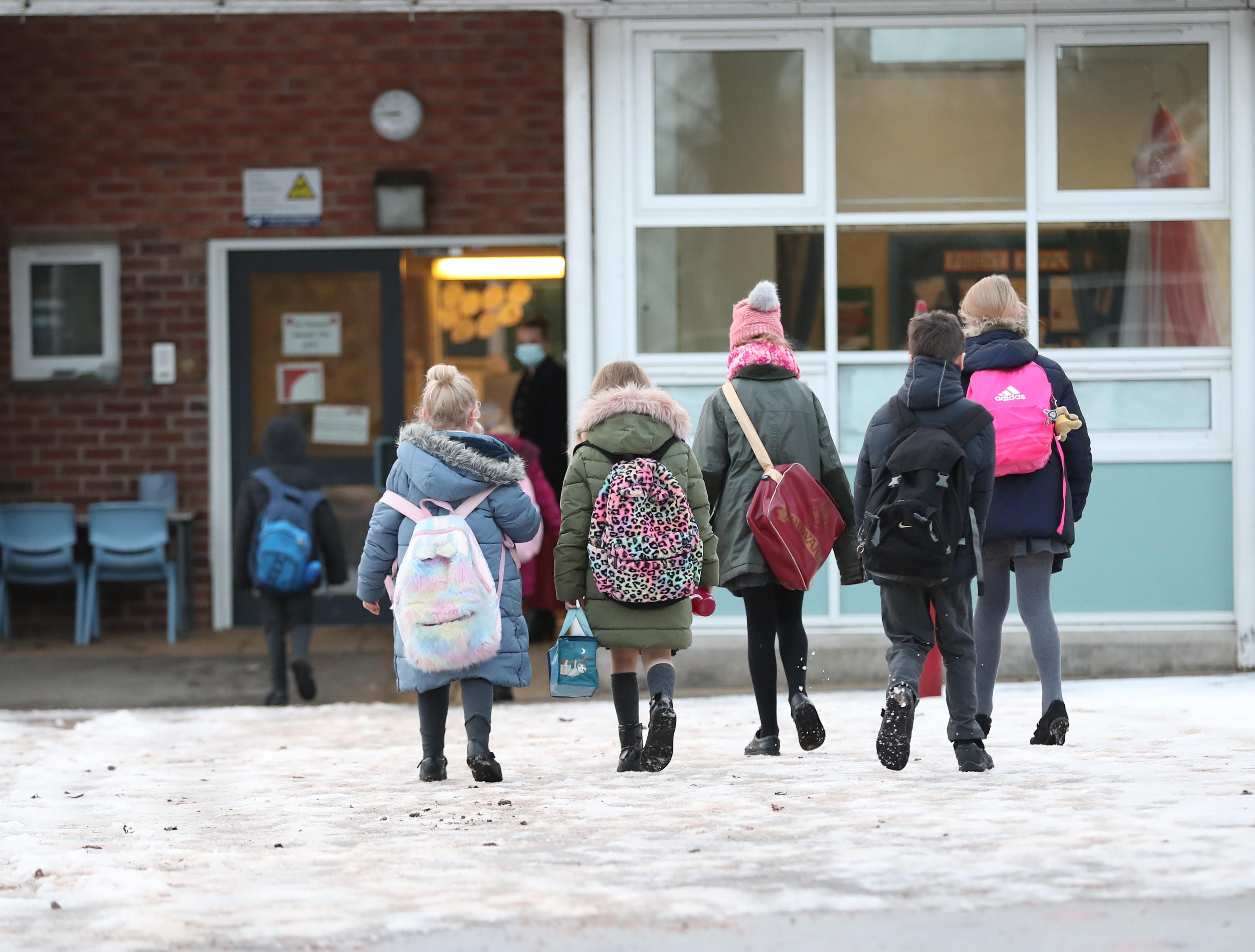 Imagen de recurso de varios niños yendo al colegio. Fuente: Europa Press.