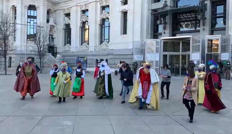 La comitiva de la Alcaldía de Madrid junto con los Reyes Magos. EP