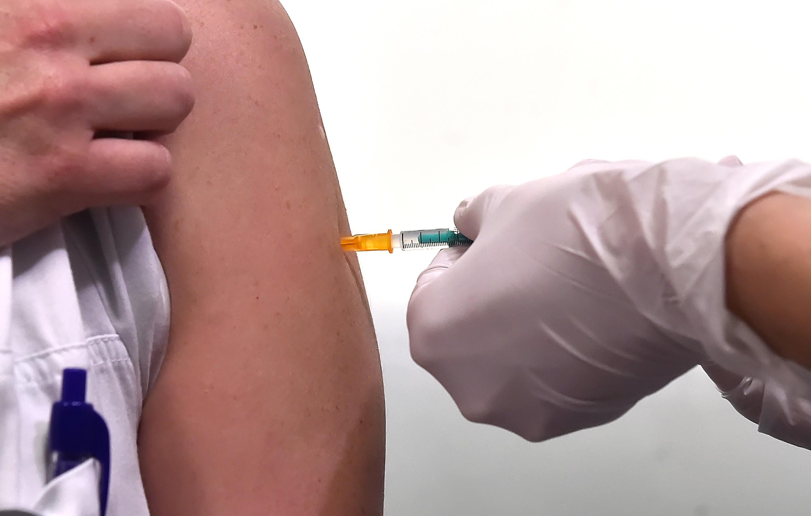Imagen de archivo de una persona vacunándose. Fuente: Europa Press.