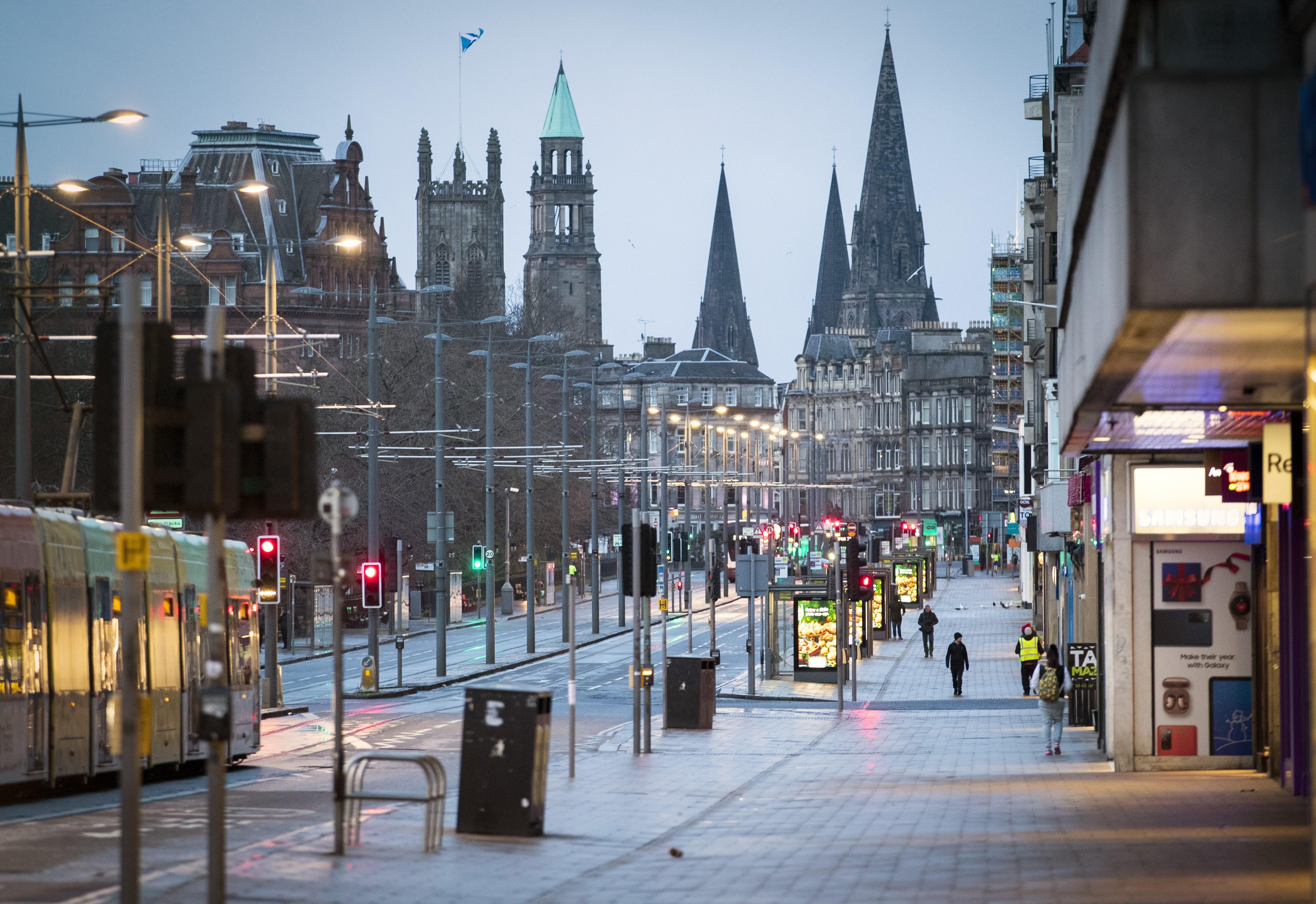 Princes Street completamente desierta en Edimburgo. 